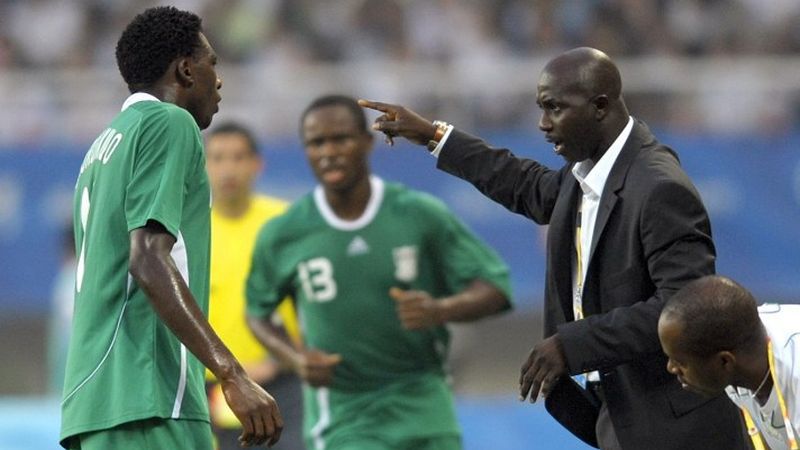 Samson Siasia jako trener reprezentacji Nigerii podczas igrzysk olimpijskich w Pekinie, w 2008 roku