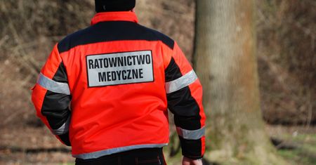 Senior nie miał siły wrócić do domu. Leżał na polu, był wychłodzony