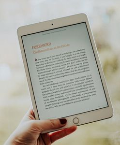 Na czym lepiej czytać ebooki na laptopie czy na czytniku?