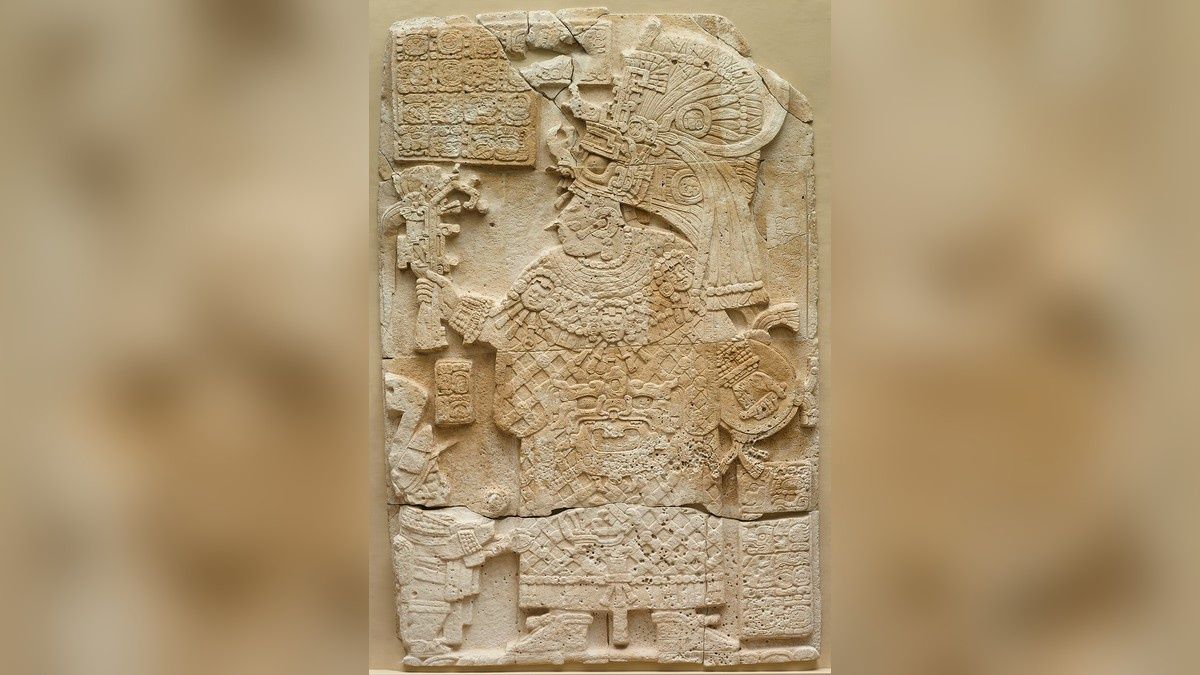 Lady K’abel na steli 34 z Waka’, 692 r. Zbiory Cleveland Museum of Art.