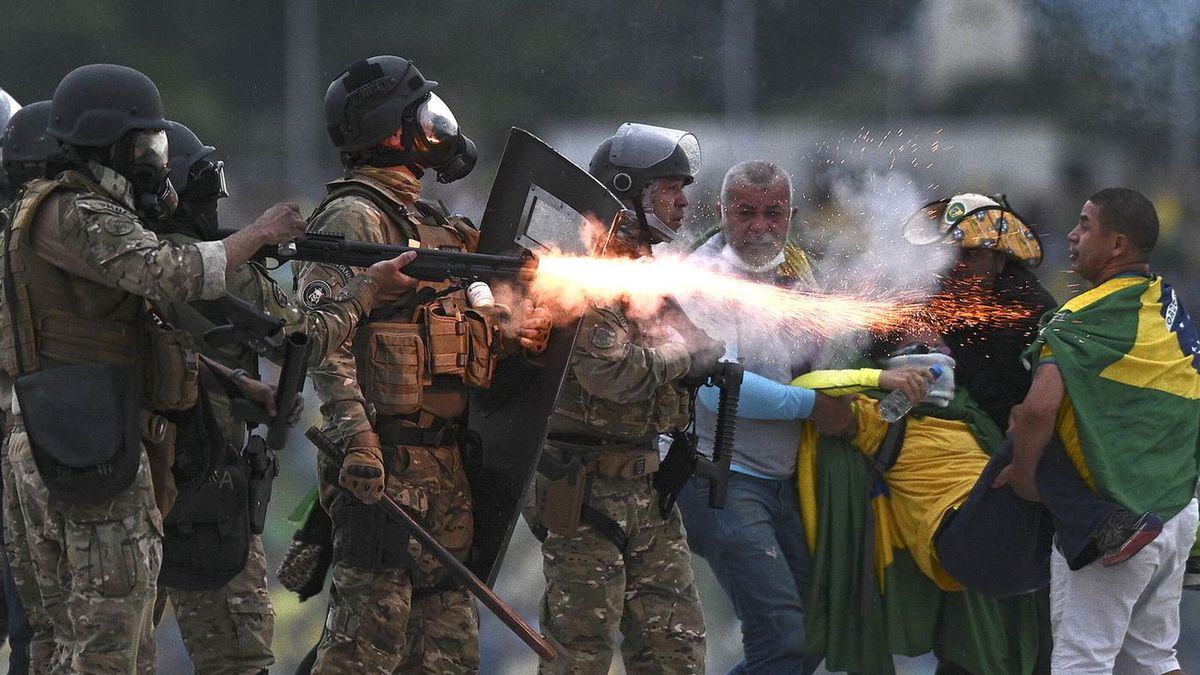 Policja na ulicach Brasilii. W niedzielę doszło do ataku protestujących na brazylijski parlament 
