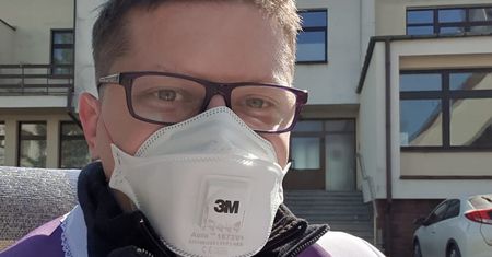 Lubelski ksiądz prowadzi spowiedź dla zmotoryzowanych. Odpowiedź na potrzeby ducha i na koronawirusa