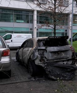 Warszawa. Pożar samochodów. Na Muranowie spłonęły dwa auta [ZDJĘCIA]