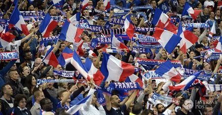 Mecz Anglia-Francja w cieniu zamachów terrorystycznych w Paryżu. Piękny gest kibiców gospodarzy