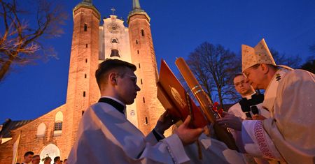 Odejścia z Kościoła w Polsce? Abp Wojda mówi, jak jest naprawdę