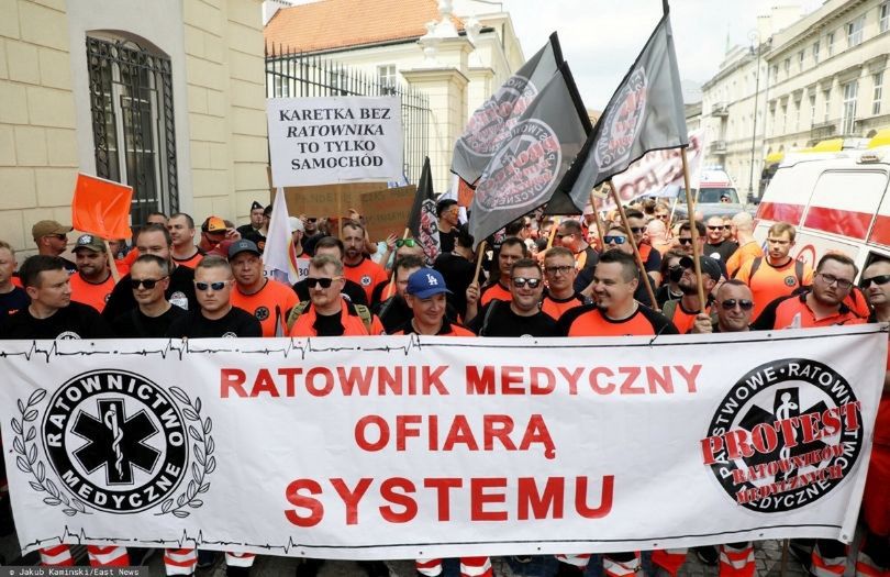 Katarzyna Grochola wspiera protest ratowników medycznych