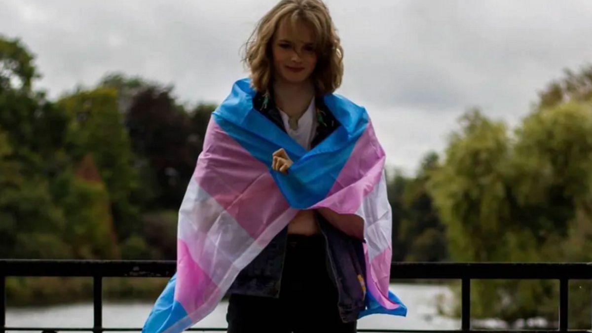 Emily z flagą osób transpłciowych