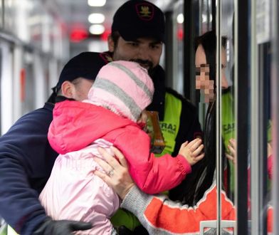 Matka wysiadła z pociągu. 2-letni chłopiec pojechał dalej