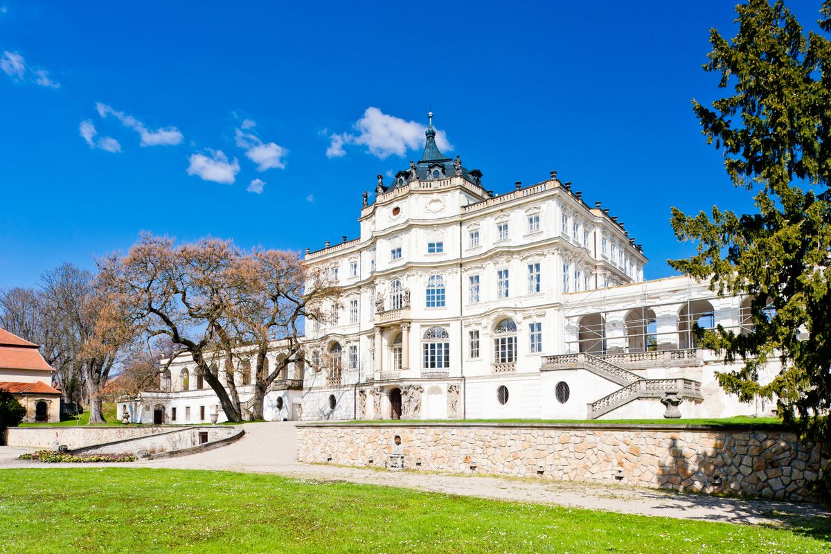 Pałac Ploskovice to jeden z najchętniej odwiedzanych obiektów w Czechach