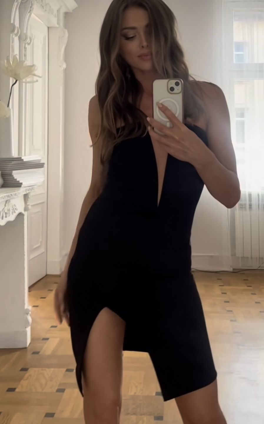Joanna Opozda w małej czarnej z głębokim wycięciemInstagram/asiaopozda