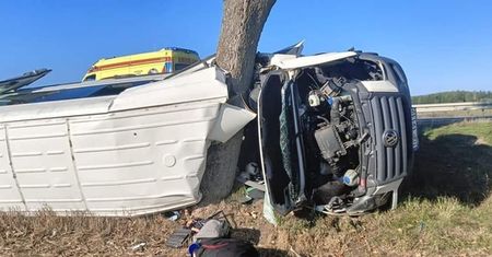 Tragedia na drodze. Wypadek BUSa. Jedna osoba nie żyje, kilkanaście osób jest rannych