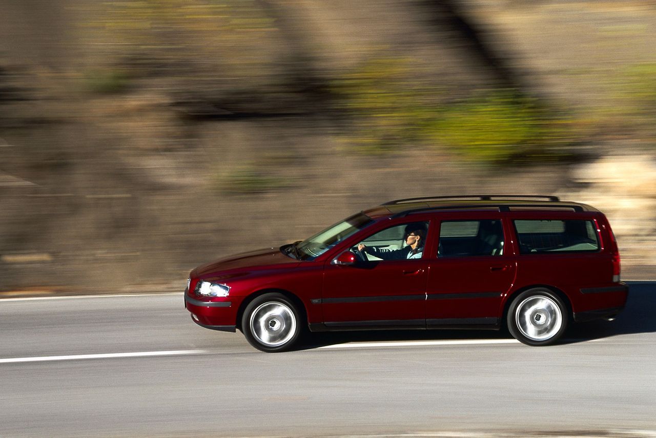 Volvo V70 II to obszerny i wygodny samochód dostępny za niewielkie pieniądze.