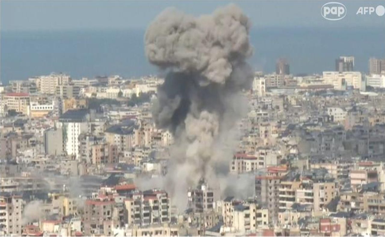 Bomby spadły na Bejrut. Widać kłęby dymu nad miastem