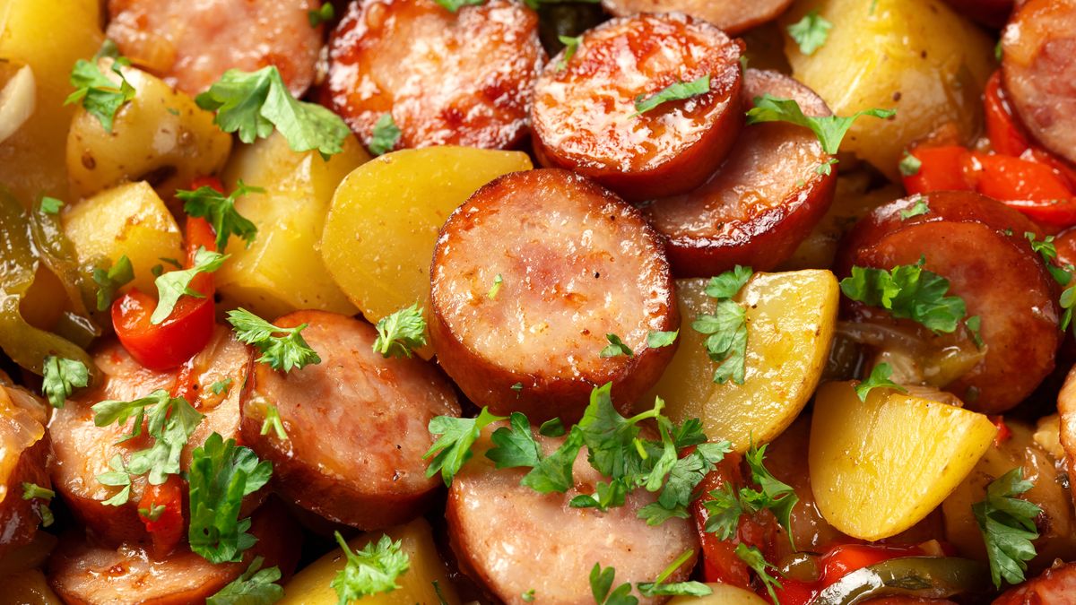 Kiełbasa smażona z ziemniakami smakuje najlepiej z warzywami