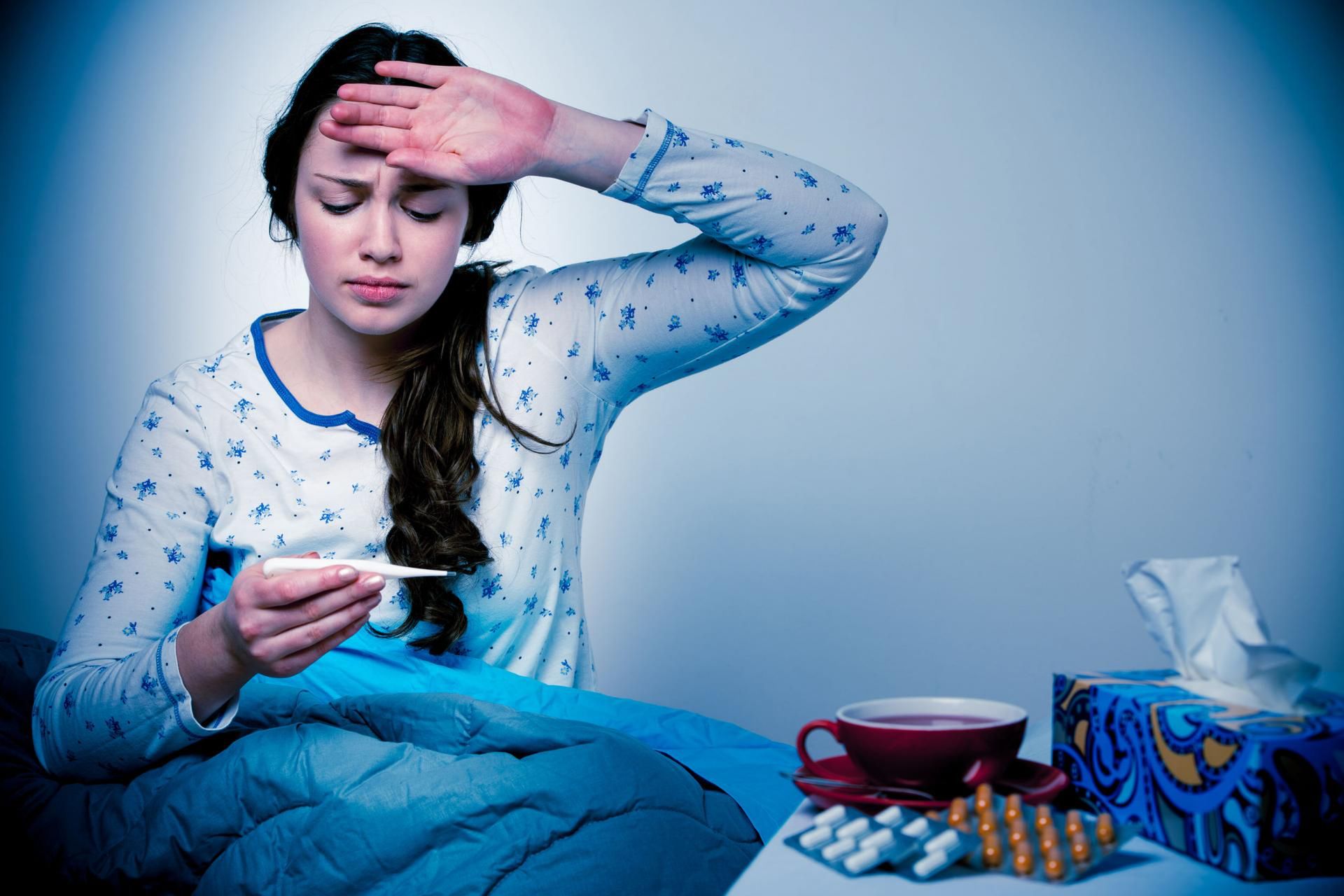 Ból gardła może być połączony z innymi dolegliwościami dla przykładu z gorączką