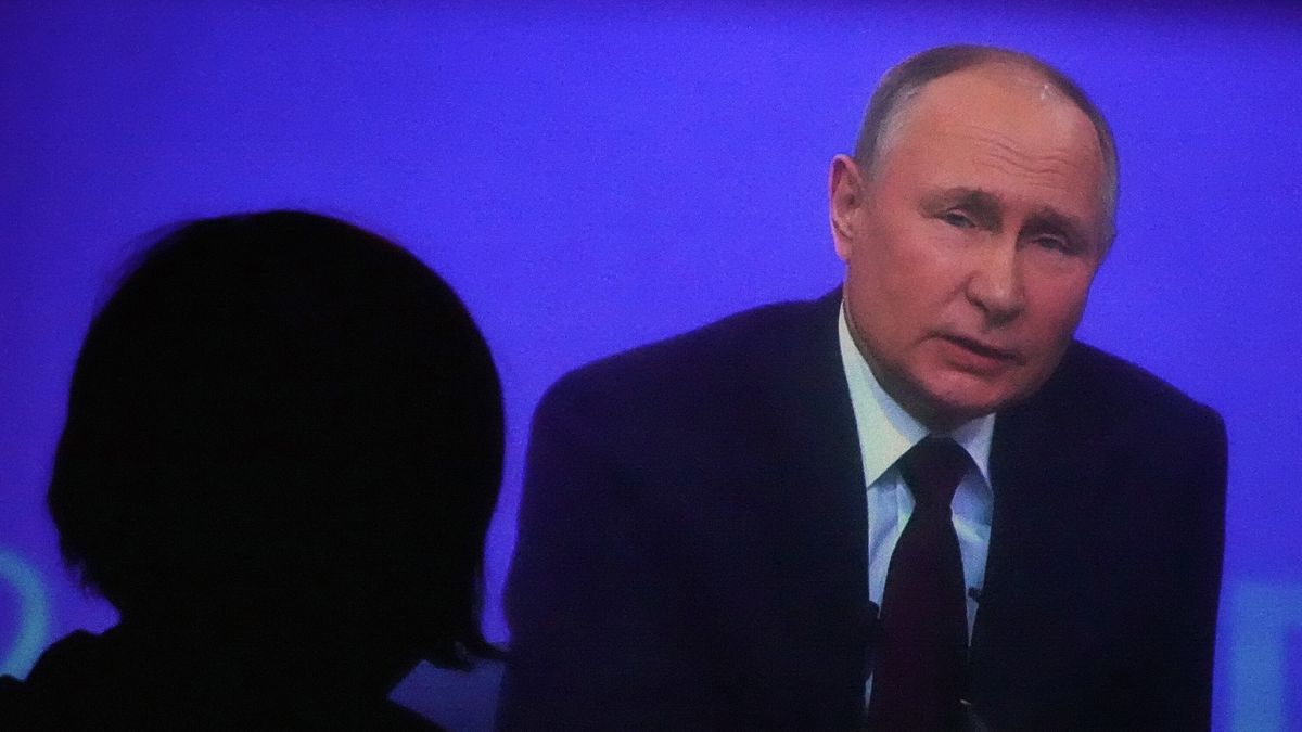 Russian President Putin's annual press conference and 'Direct Line with Vladimir Putin' event
epa11028726 A Russian woman watches on a TV screen in her home Russian President Vladimir Putin's (R) annual press conference in Moscow, Russia, 14 December 2023. Russian President Vladimir Putin on 14 December holds his end-of-year press conference, followed by the 'Direct Line with Vladimir Putin' televised event, where he will answer citizens' questions focusing on domestic issues. This year the format is combined 'Direct Line' (questions from citizens) and 'Big Press Conference' (questions from journalists). The event takes place months before the presidential election scheduled for 17 March 2024, in which Putin decided to run for re-election.  EPA/MAXIM SHIPENKOV 
Dostawca: PAP/EPA.
MAXIM SHIPENKOV