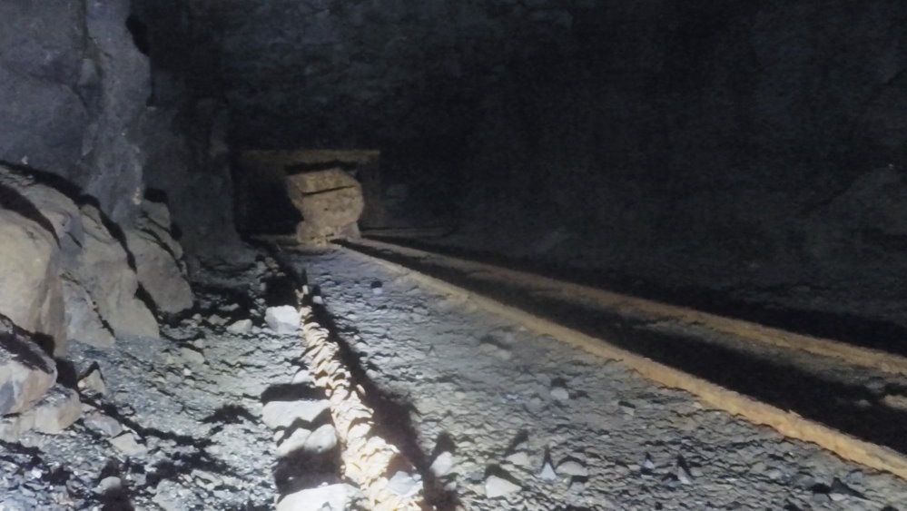 Lubań Korytarze wydrążone w bazalcie pod Kamienną Górą mają swoje tajemnice. Stowarzyszenie Miłośników Górnych Łużyc zorganizowało zbiórkę pieniędzy, która ma przynieść efekt w postaci wejścia do zasypanego tunelu, oczyszczenie go i udostępnienie zwiedzającym 