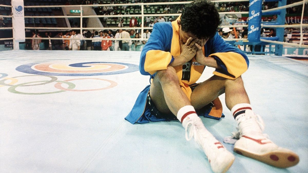 Byun Jong-Il protestuje w ringu po porażce z Aleksandrem Christowem na igrzyskach w Seulu (1988)