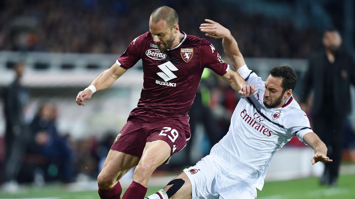 PAP/EPA / ALESSANDRO DI MARCO / Na zdjęciu: Lorenzo De Silvestri (z lewej) i Hakan Calhanoglu (z prawej)