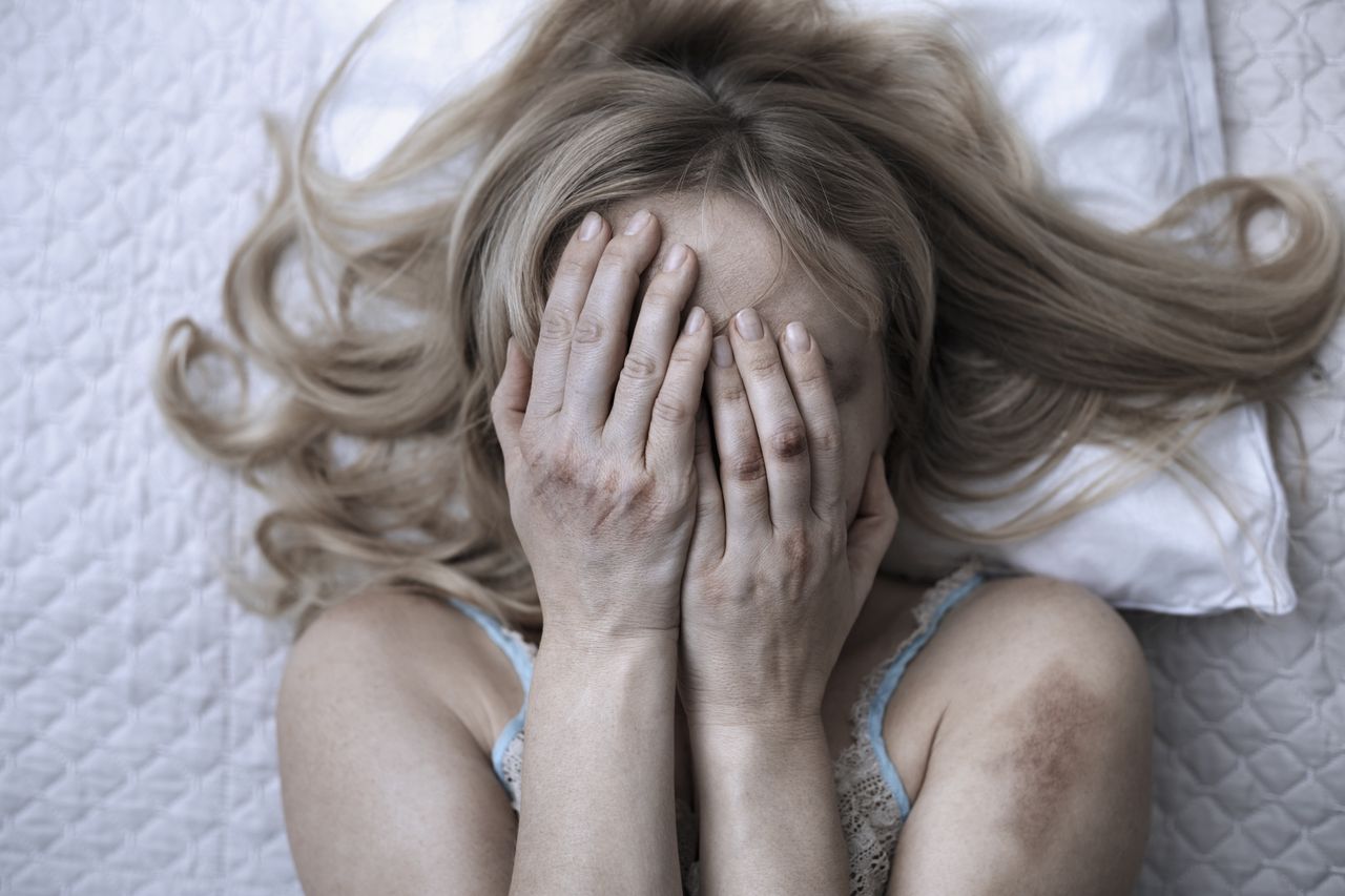 Opublikowano wstrząsający raport. Polki w Wielkiej Brytanii padają ofiarami przemocy domowej