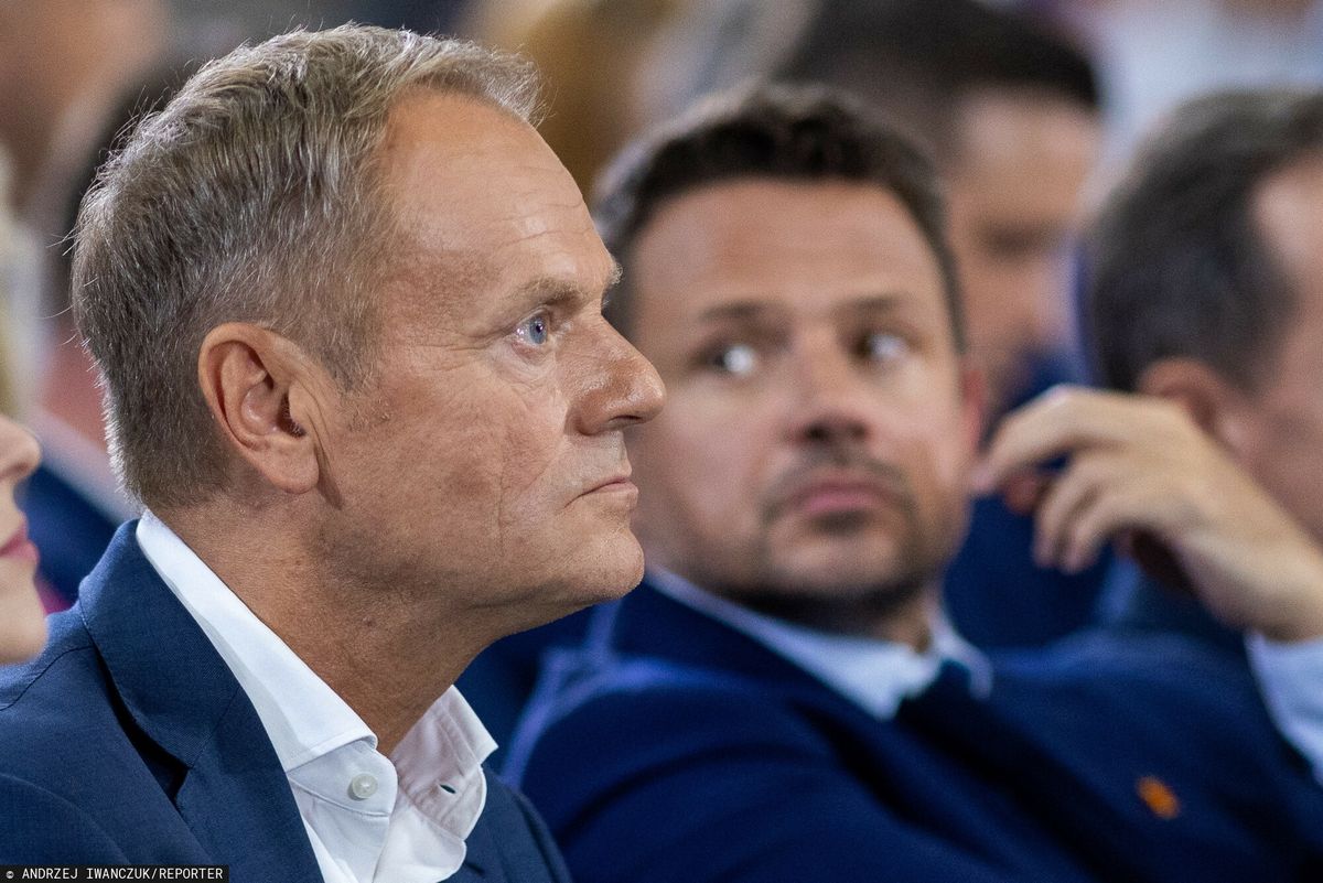 Donald Tusk i Rafał Trzaskowski na konwencji PO w Radomiu
