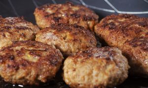 Dosyp odrobinę do mięsa mielonego. Nie wyschnie jak wiór podczas smażenia