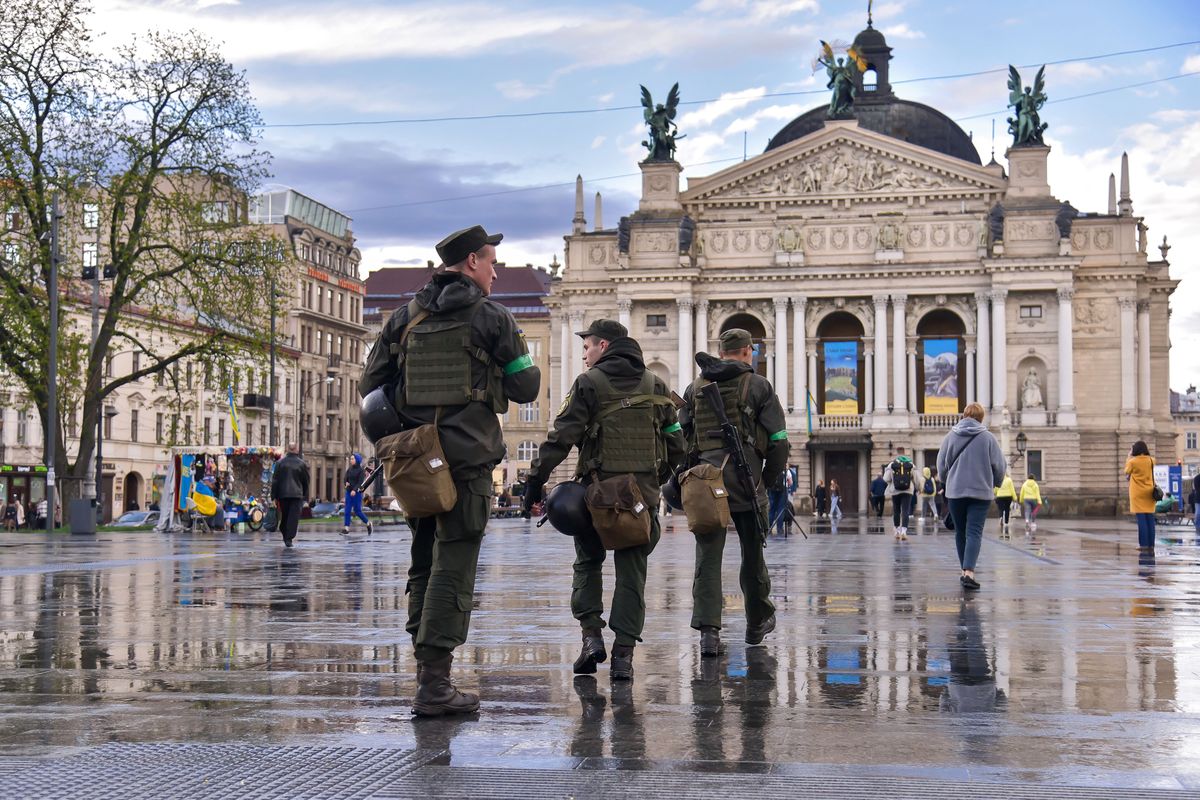 Lwów, Ukraina, 26.04.2022. Na zdjęciu z 25 bm. żołnierze Gwardii Narodowej Ukrainy patrolują ulice Lwowa. Trwa inwazja Rosji na Ukrainę. (mr) PAP/Vitaliy Hrabar