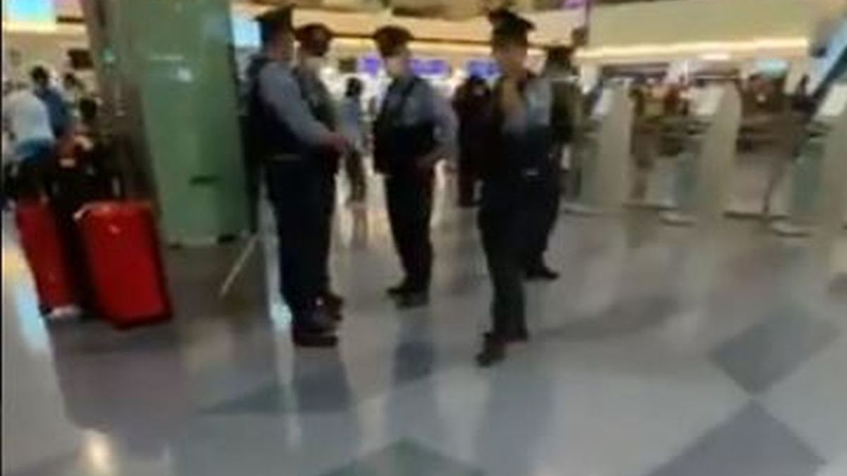 Białorusince na lotnisku towarzyszy policja