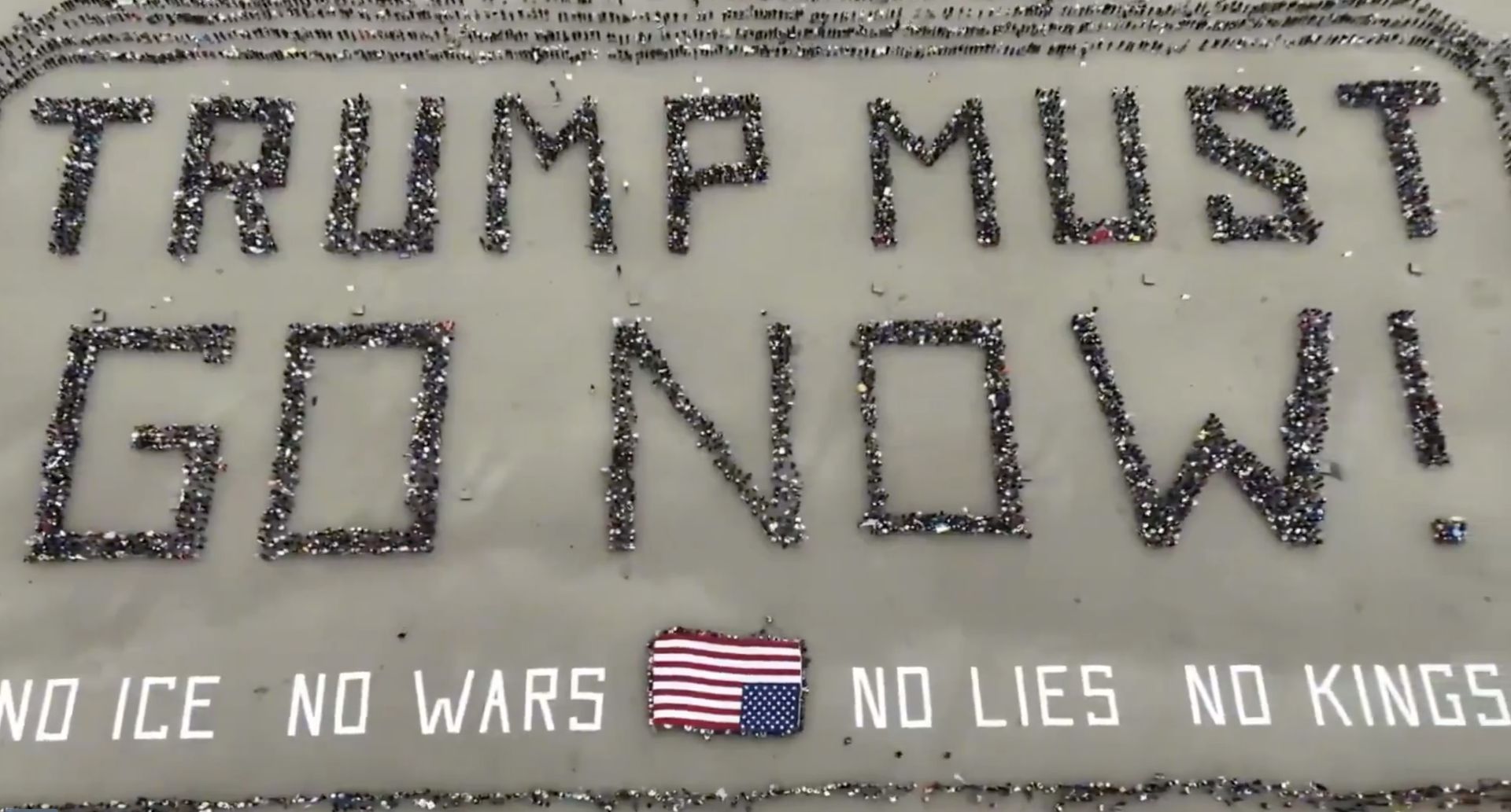 Stworzyli wielki ludzki napis przeciw Trumpowi nad oceanem