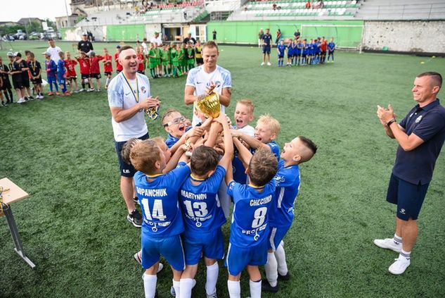 Na zdjęciu: turniej piłkarski do lat 11 na częściowo odbudowanym stadionie w Irpieniu. W czerwcu 2023 roku. Fot. Stepan Kachur/Global Images Ukraine