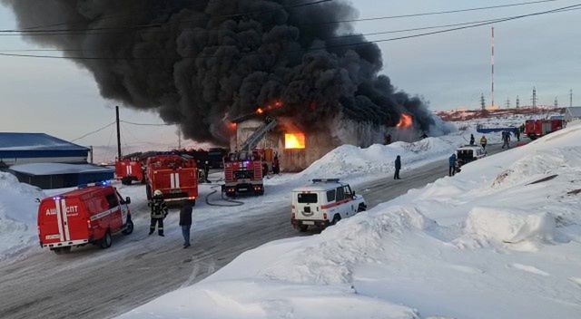 Płonie warsztat z ciężarówkami w Rosji. Straty idą w miliony rubli