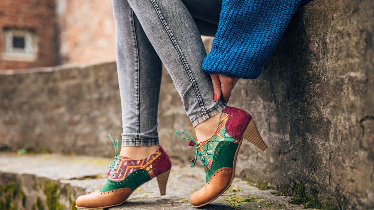 Kobieta w butach na obcasie