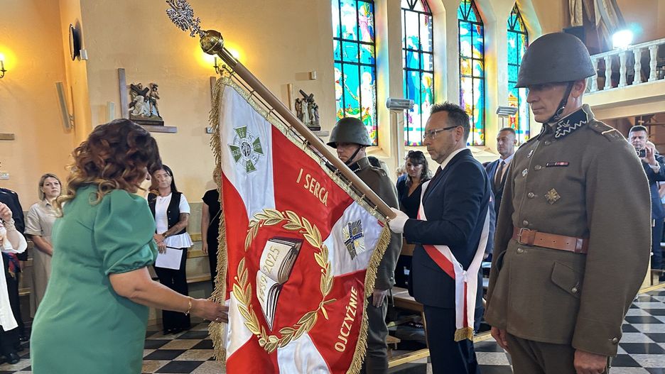 Nowy sztandar dla szkoły w Klukach. Uroczystości wrześniowe na cmentarzu wojennym w Klukach