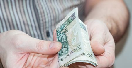 100 zł na prezent. Tak zmieniała się wartość banknotu