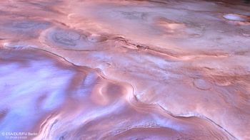 Thyles Rupes na zdjęciach Mars Express. Skąd te purpurowe barwy?