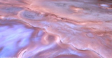 Thyles Rupes na zdjęciach Mars Express. Skąd te purpurowe barwy?