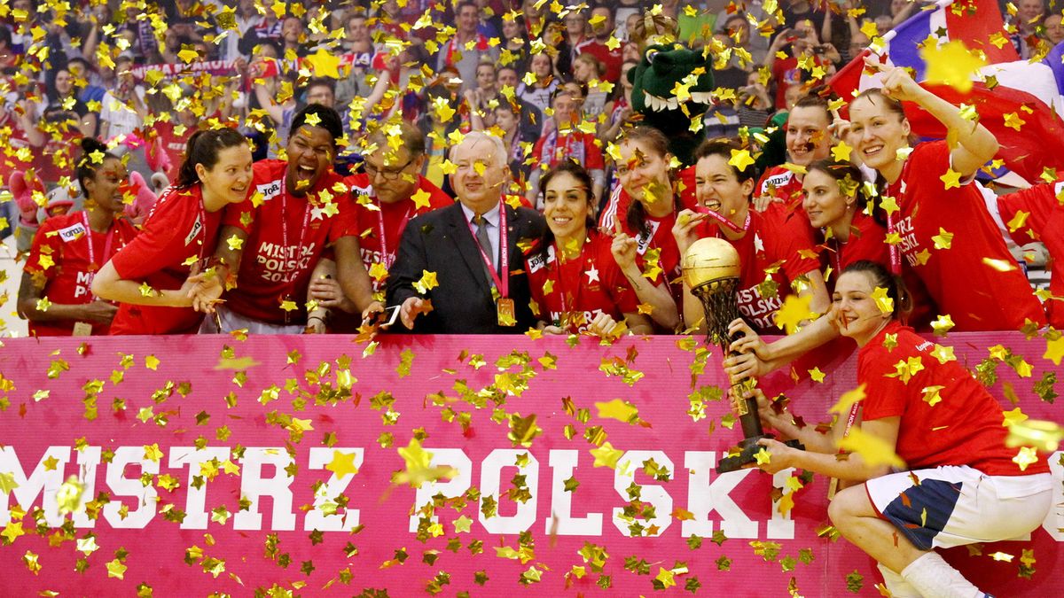 Koszykarki Wisły Kraków świętują zdobycie swojego ostatniego mistrzostwa Polski (2016