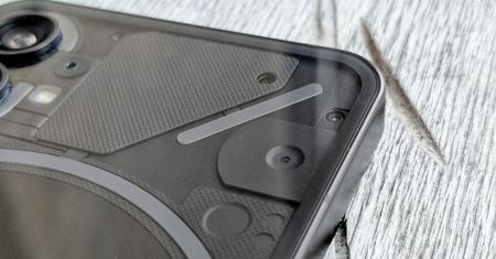 Nothing Phone (2) zapowiedziany. Producent ma dobre i złe wieści