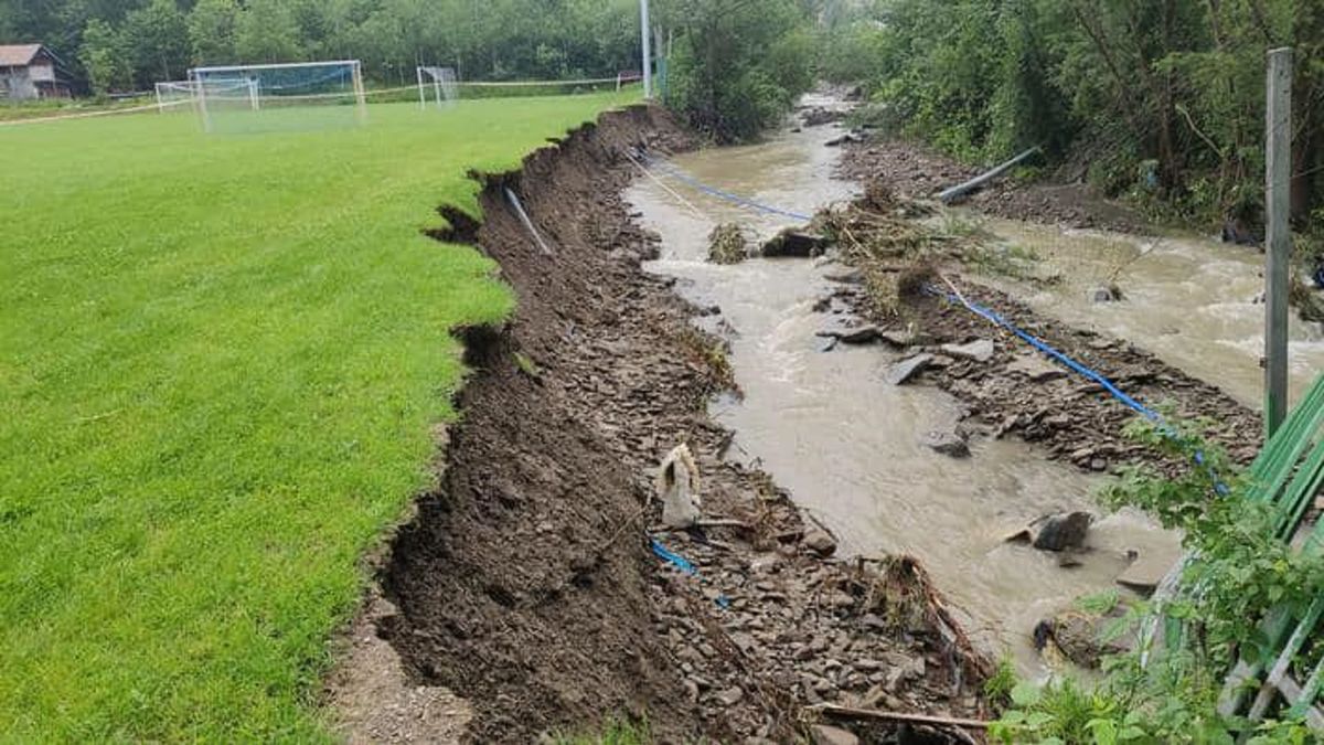 Zniszczone przez nawałnicę boisko Toporu Tenczyn