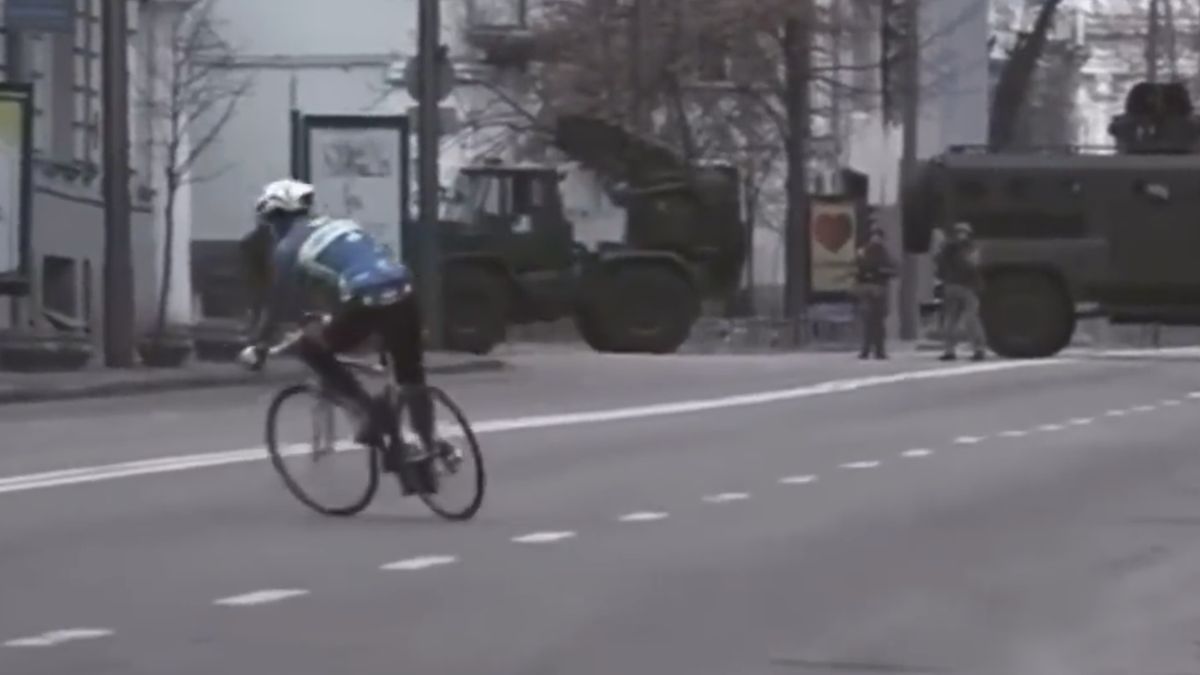 Twitter / Kolarz na ulicach Kijowa w czasie wojny