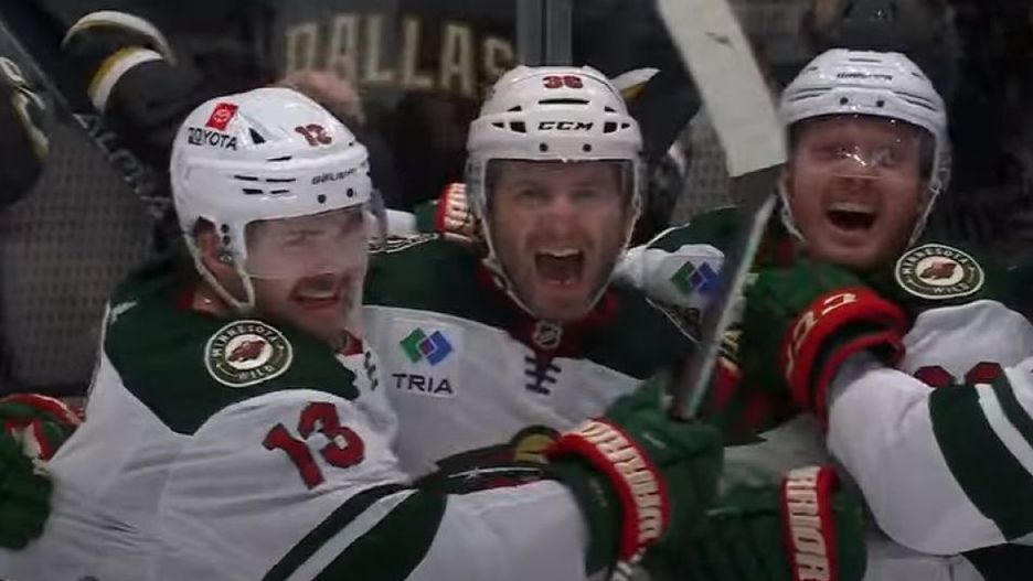 Radość zawodników Minnesota Wild. Od lewej: Sam Steel, Ryan Hartman i Gustav Nyquist.