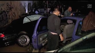 Powódź zmywa samochody z ulic