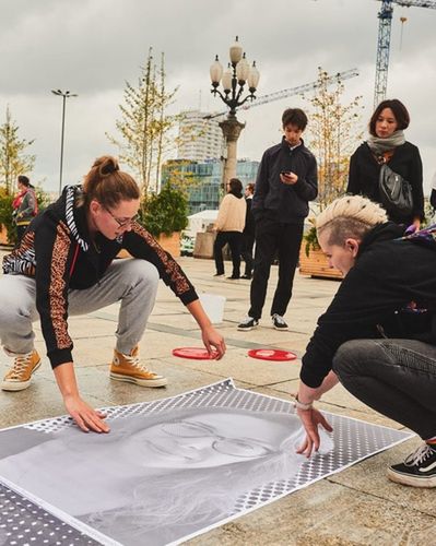 Katarzyna Skorupa zamieszcza swoje zdjęcie na placu Defilad w Warszawie w ramach akcji Inside Out (fot. Adrian Obreczarek)