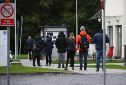 Koronawirus w Polsce. Kolejki po wymaz we Wrocławiu. Mają po kilkadziesiąt metrów