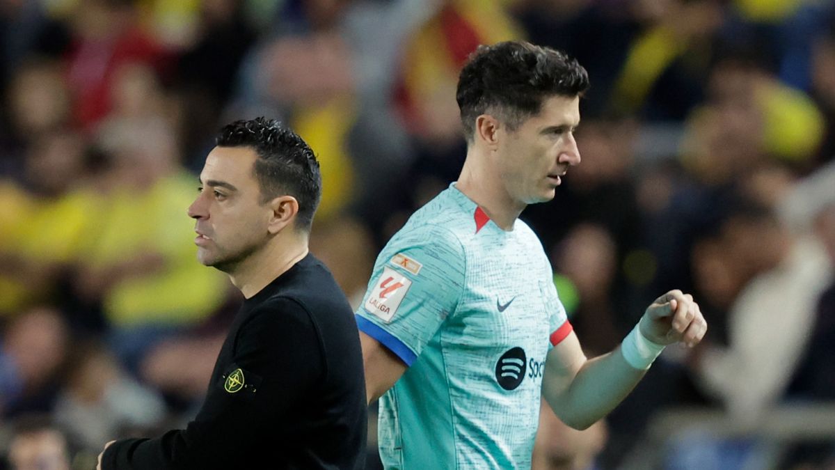 Getty Images / Soccrates Images  / Na zdjęciu: Xavi i Robert Lewandowski