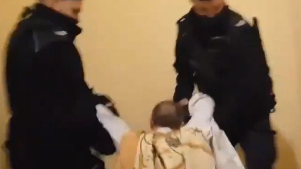 Policjanci musieli siłą wyprowadzić księdza z budynku