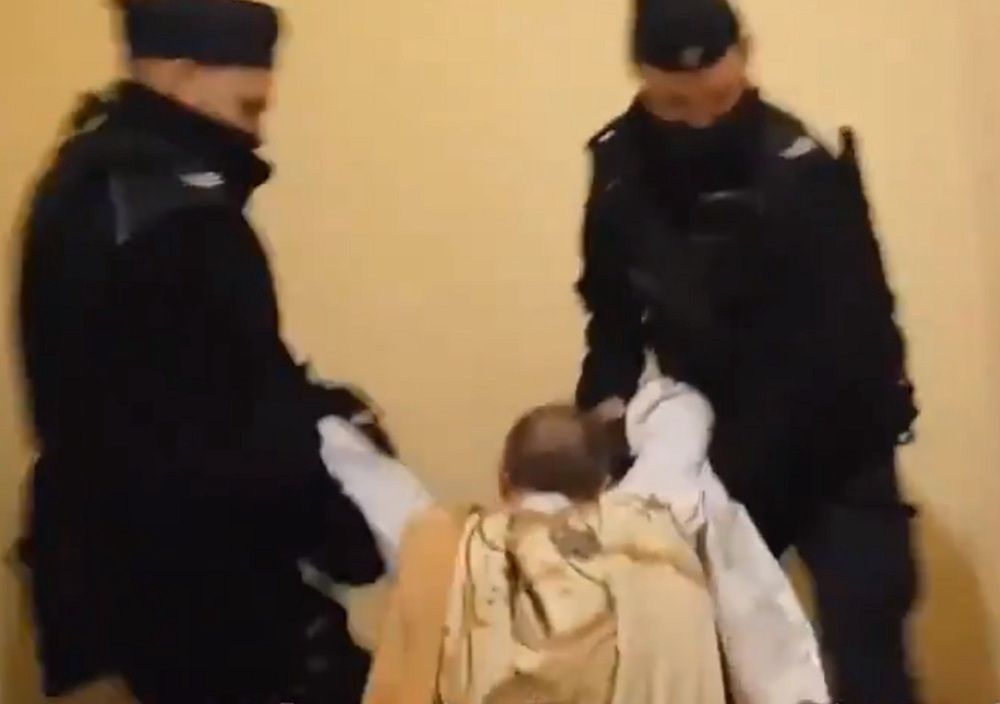 Poznań. Policjanci przerwali nabożeństwo i wynieśli księdza. Łamał obostrzenia