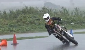 Motocyklowa Gymkhana w deszczu
