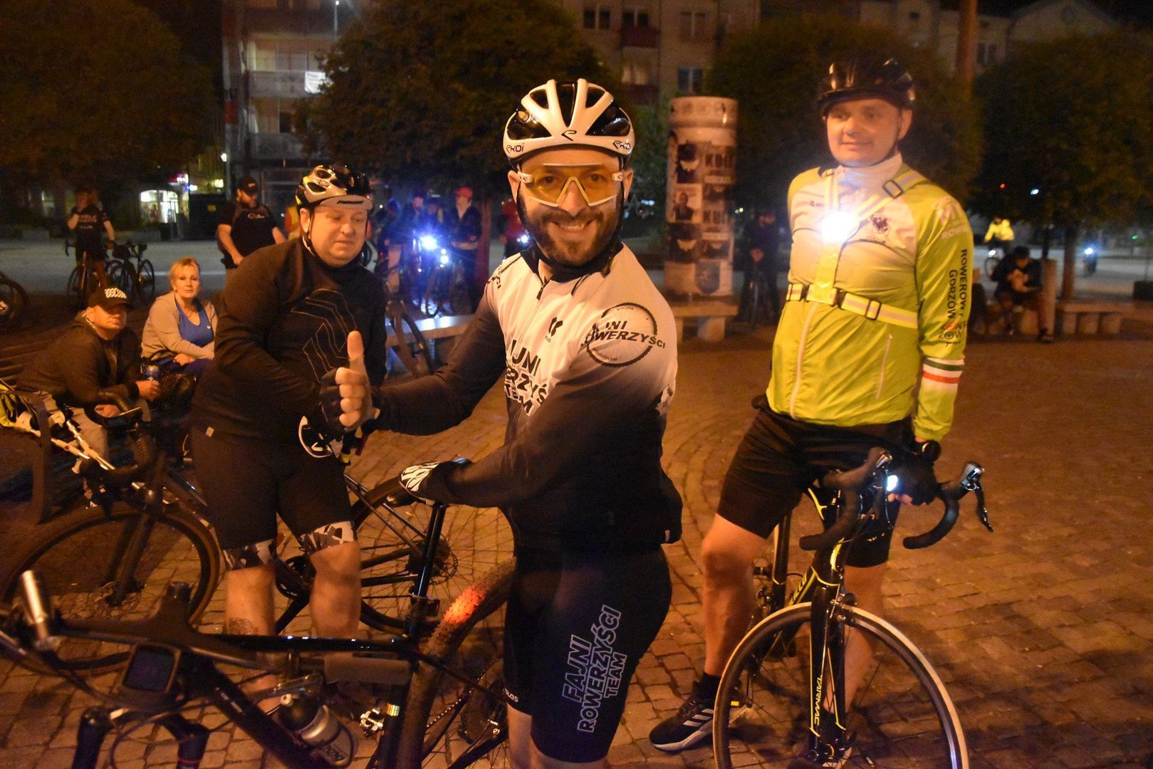W nocnej przejażdżce wzięło udział kilkudziesięciu rowerzystów.