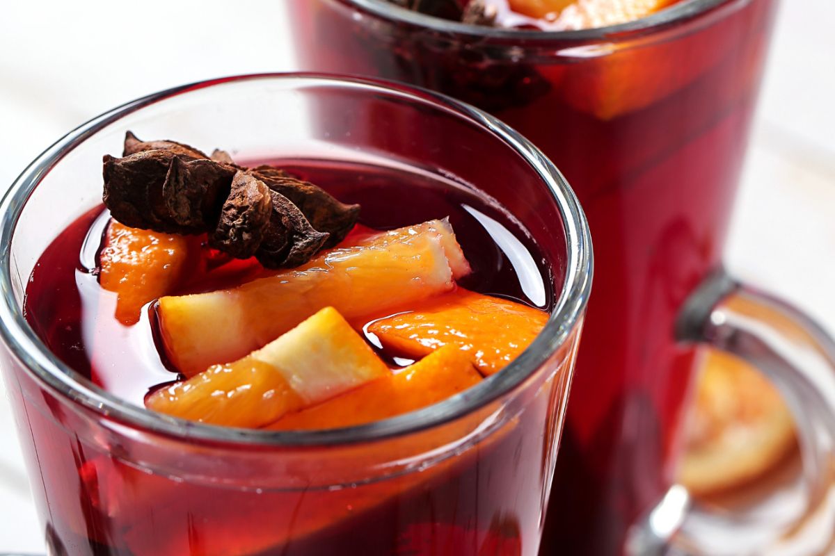 Mulled wine wonderfully warms you up during long winter evenings.